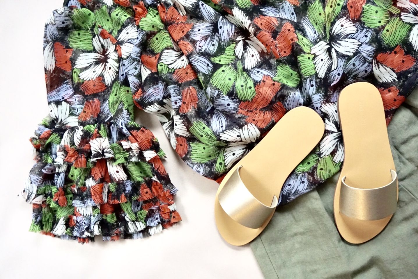 カジュアルすぎないフラットサンダルは30代大人女子の18サマー本命